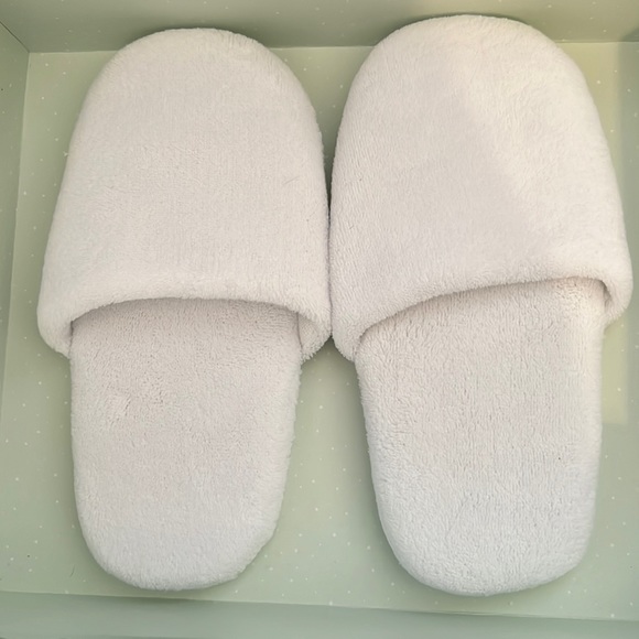 WHITE PLUSH SLIPPERS - Picture 1 of 2